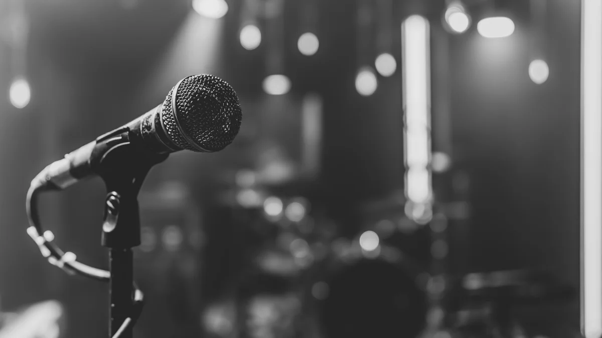 Top 10 comedianți de stand-up din România: cine conduce, de fapt, industria umorului