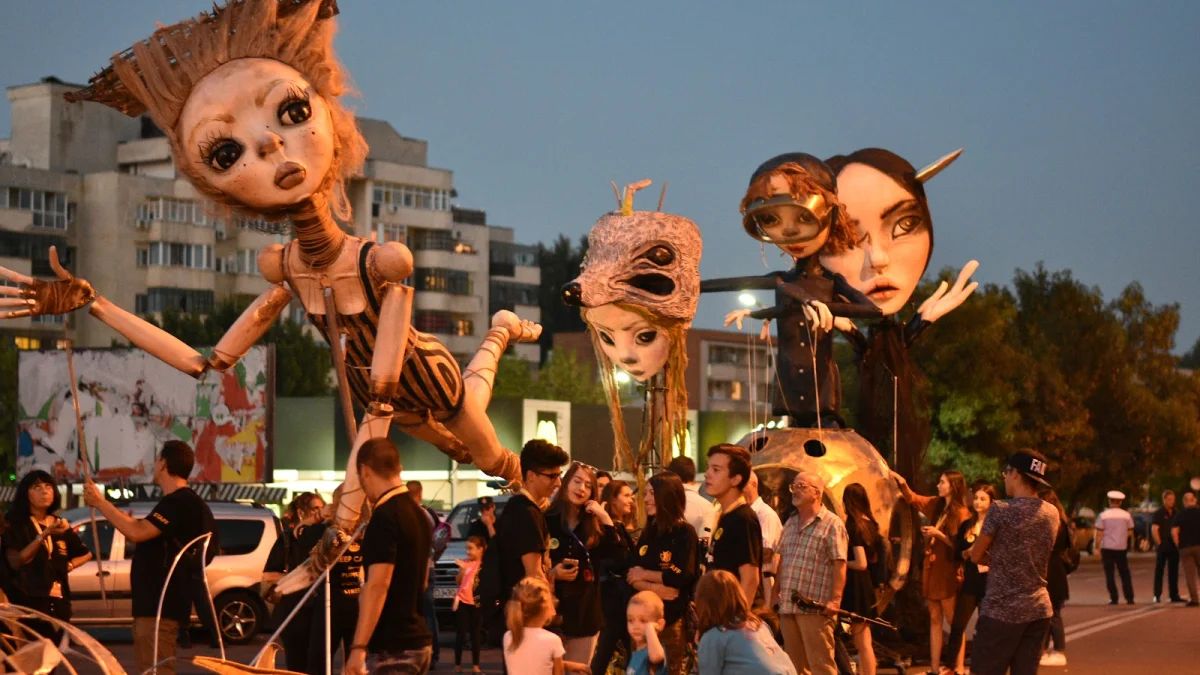 Craiova devine, pentru opt zile, o scenă deschisă: Festivalul Internațional „Puppets Occupy Street” revine cu ediția Stardust