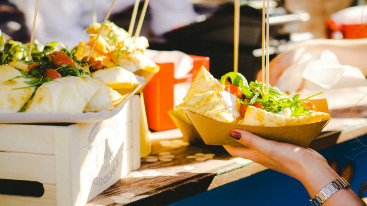 Destinații gourmet care merită drumul: ghidul turismului gastronomic din România