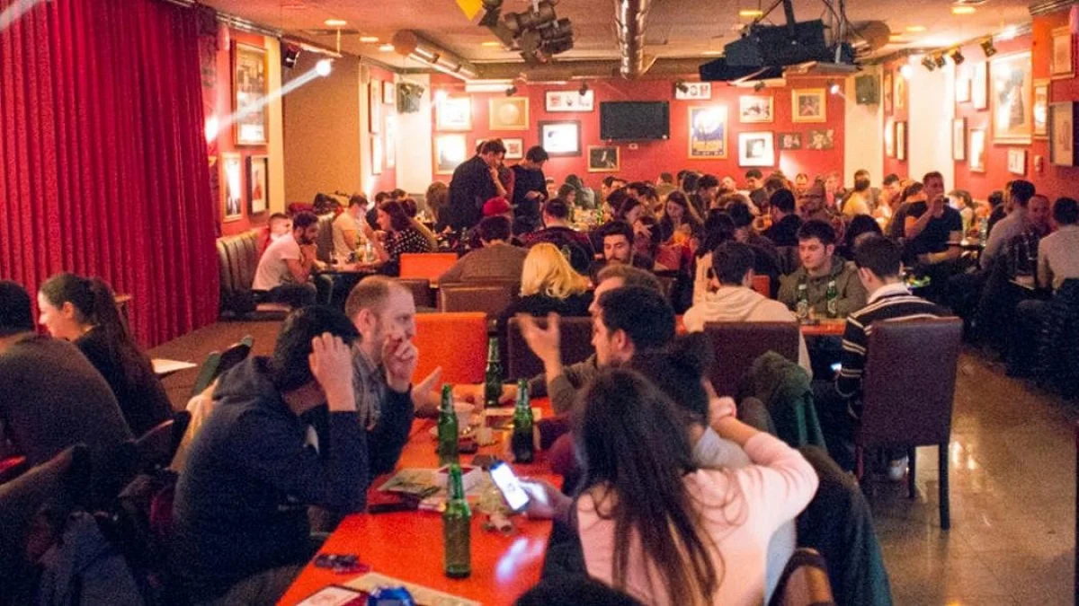 Maraton de stand-up comedy în București, vineri, 14 august 2026: cinci spectacole într-o singură noapte
