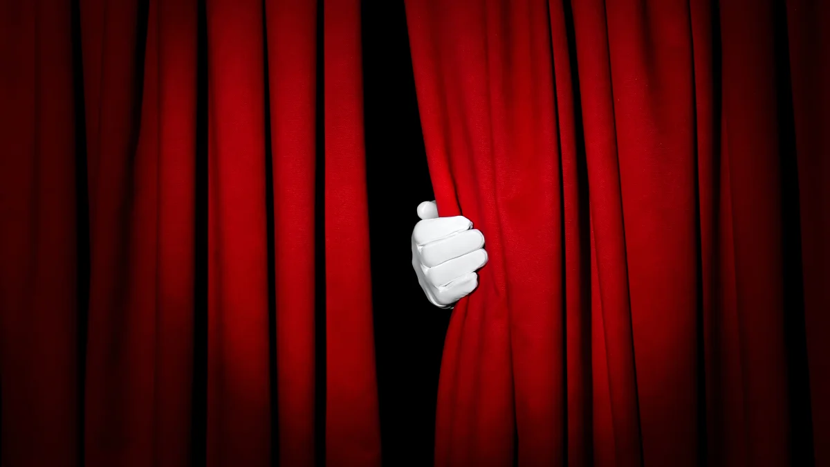 Teatrul dincolo de marile scene: 6 festivaluri din provincie pe care trebuie să le trăiești măcar o dată