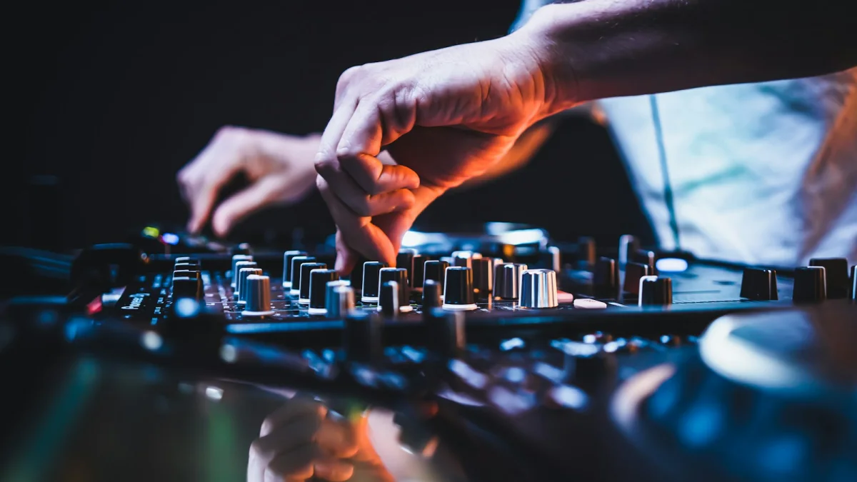 Vrei să devii DJ? festivela.ro caută talente la muzică retro