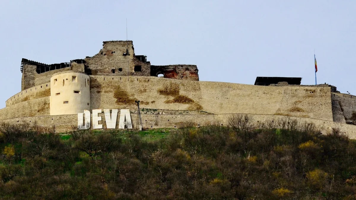 Weekend cultural la Deva: teatru distopic, voci fără instrumente la Cetate și muzică retro în Parc